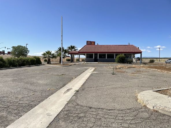 Freestanding Freeway Visible Restaurant + Equipment : 25014 W Dorris Ave, Coalinga, CA 93210